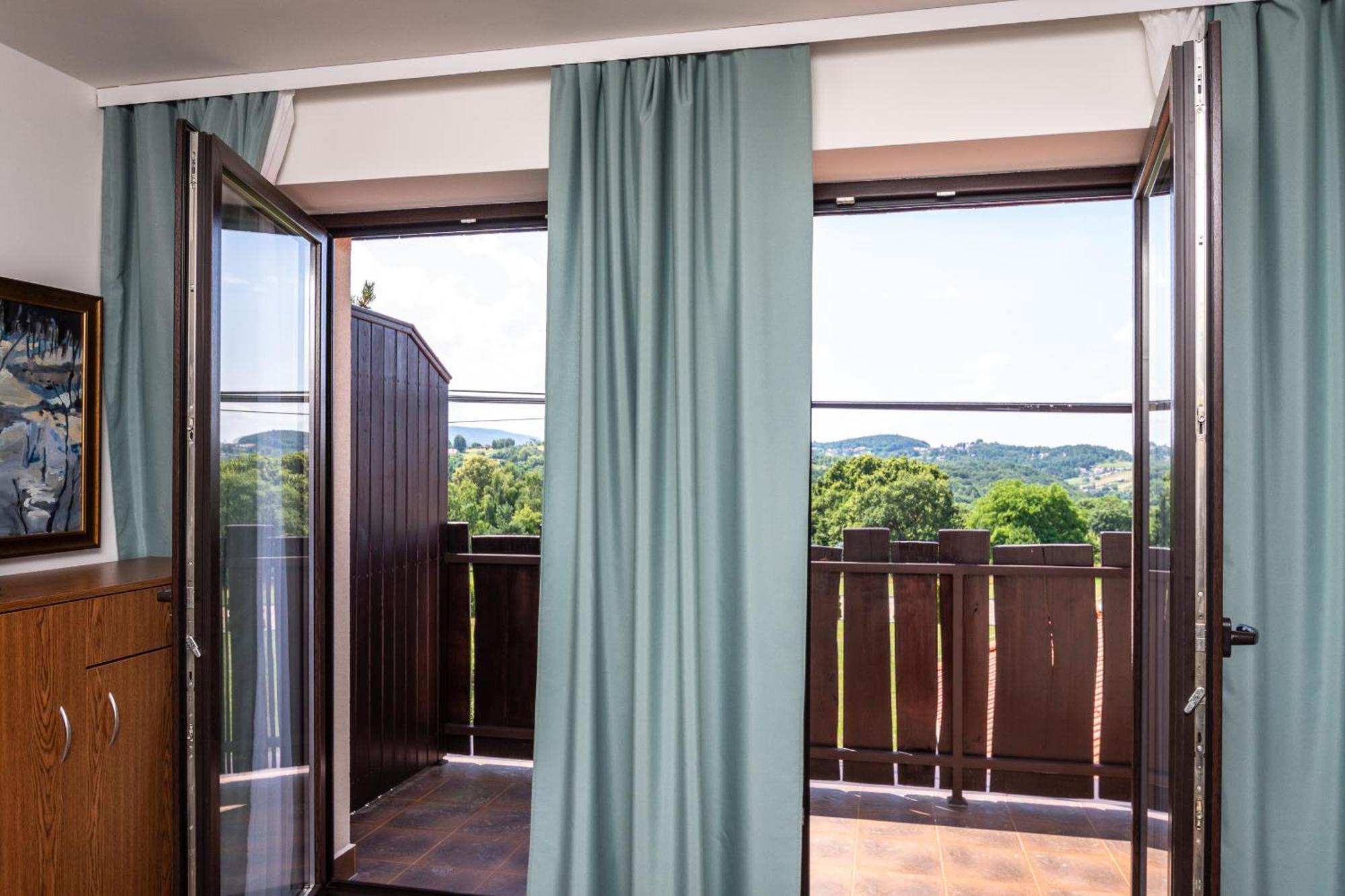 Hotel I Restauracja Stara Kuznia 多布奇采 外观 照片